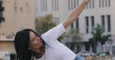 Deli kadın şehir müzik dans