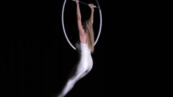 Kvinnliga akrobatiska artist gör professionella trick — Stockvideo