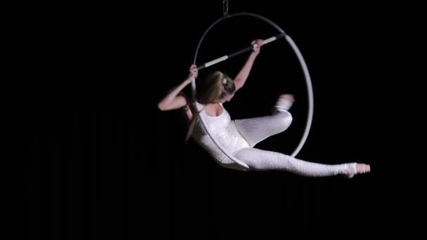 Female acrobatic performer make professional trick — Stock Video