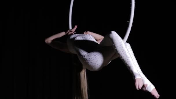 Female acrobatic performer make professional trick — Stock Video