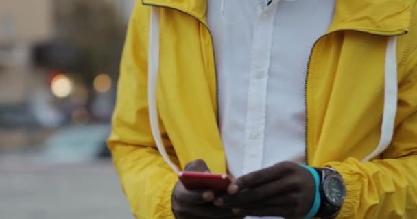 Gelukkig Afrikaanse man geniet van muziek het luisteren in stad straat — Stockvideo