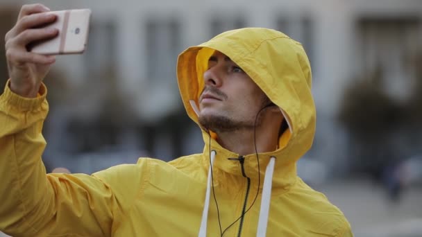 Turista Masculino Hacer Fotografía Móvil — Vídeo de stock