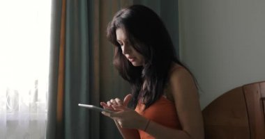 App dijital tablet Pc evde kullanan kadın