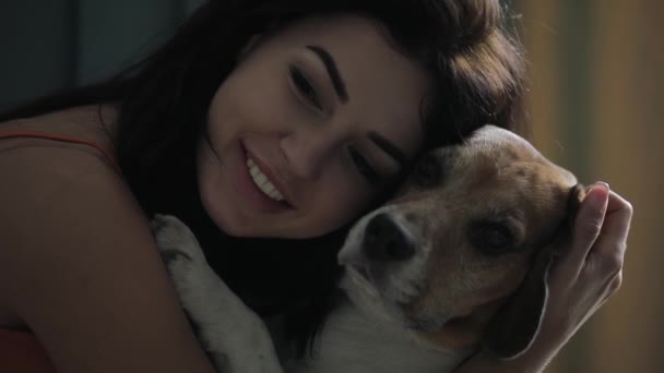 Kvinna som omfamnar hennes hund i hem närbild — Stockvideo