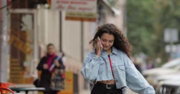 スマート フォンで話している十代の女の子 — ストック動画