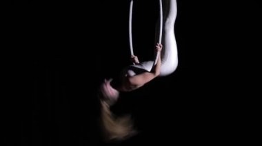 Sirk sanatçısı yapmak akrobatik numara ringde asılı