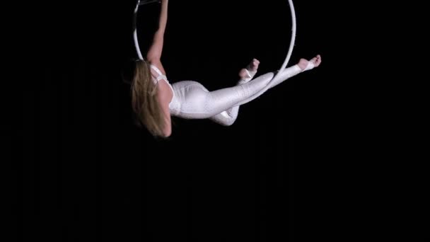 Artista del circo hace truco acrobático colgando en el anillo — Vídeos de Stock