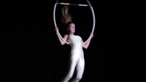 Жінка цирк виконавця робить трюк на темній сцені — стокове відео
