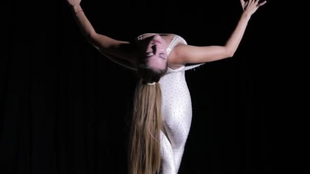 Артист цирка делает акробатический трюк висящий на ринге — стоковое видео