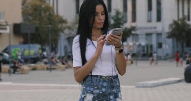 Şehir meydanında cep telefonu ile müzik dinlemek dans kadın