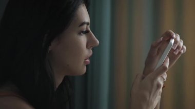 Internet bağımlılığı, sosyal ağ tarama kadın akıllı telefon besleme.