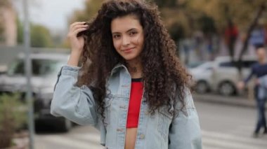 Genç kıvırcık kız model şehirde poz portresi