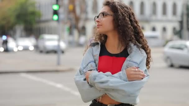 Retrato de niña rizada joven usar gafas en la ciudad — Vídeos de Stock