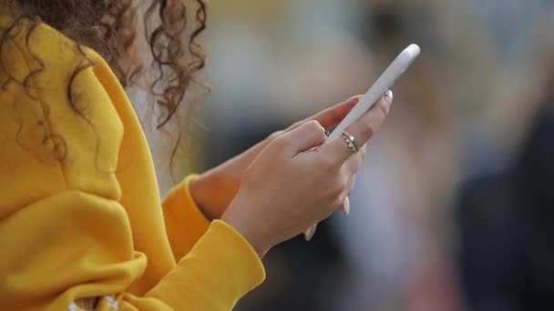 Main féminine tenant à l'aide de l'application sur l'écran tactile du smartphone 