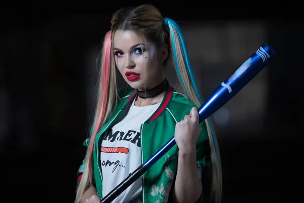 Fantastik makyaj ve sıradışı saç elinde beysbol sopası ile sıradışı kadın