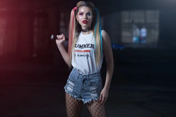 Beyzbol sopasıyla muhteşem kostüm ve makyaj tutan alışılmadık kadın