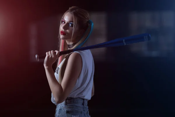 Mujer Inusual Sosteniendo Béisbol Bate Con Fantástico Traje Maquillaje — Foto de Stock