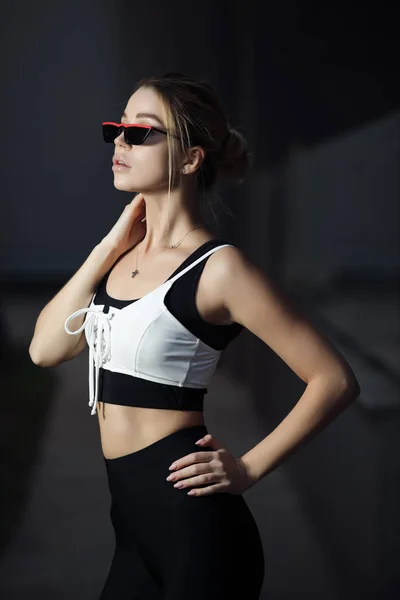 Modieuze Sportieve Vrouw Poseren Beenkappen Beha Met Stijlvolle Eyewear — Stockfoto