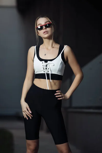 Femme Sportive Mode Posant Legging Soutien Gorge Avec Des Lunettes — Photo