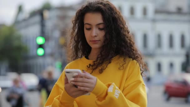 Teen ragazza turista scattare foto dal cellulare in città europea da smartphone — Video Stock