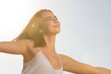 Mutlu kadının özgürlük gökyüzü arka plan üzerine açık