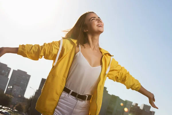 Mujer Feliz Disfrutando Libertad Aire Libre Cielo Fondo Con Las —  Fotos de Stock