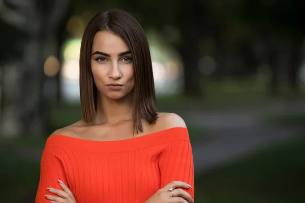 Retrato Mulher Estrita Confiante Camisola Vermelha Parque Outono — Fotografia de Stock