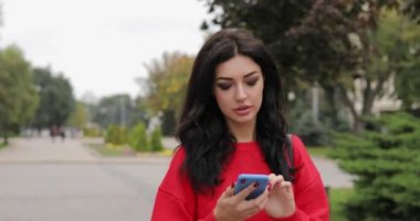 Kadın yanında şehirde yürüyüş smartphone söz