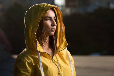 Bir müzik dinlerken kulaklık ile sarı örtünün altında ciddi kadın