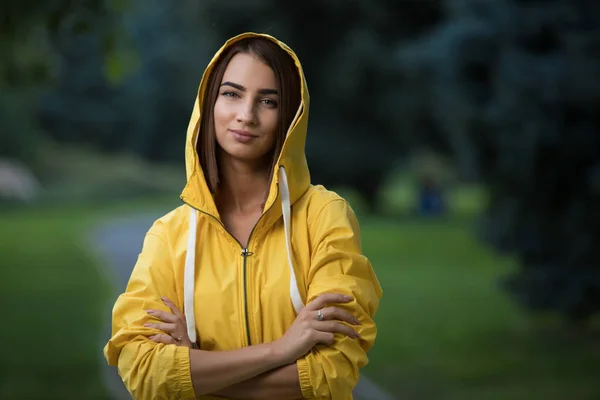 Mujer Llevar Impermeable Amarillo Con Capucha Parque —  Fotos de Stock