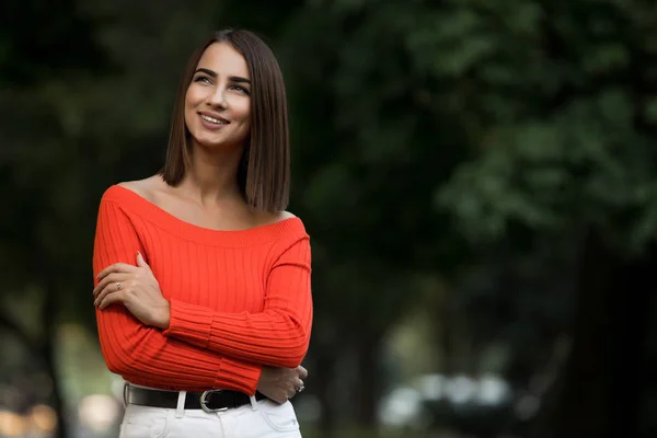 Soğuk Gün Sonbahar Sırasında Parkta Yürüyüş Kırmızı Kazaklı Kadın Portresi — Stok fotoğraf