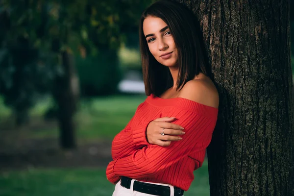 Retrato Mulher Bonita Blusa Vermelha Apoiada Tronco Árvore Tonificada — Fotografia de Stock