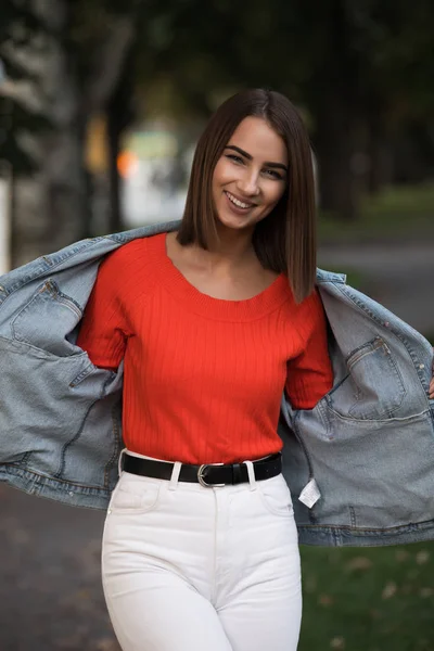 Mulher Sorrindo Despiu Suas Roupas Com Sorriso Parque — Fotografia de Stock