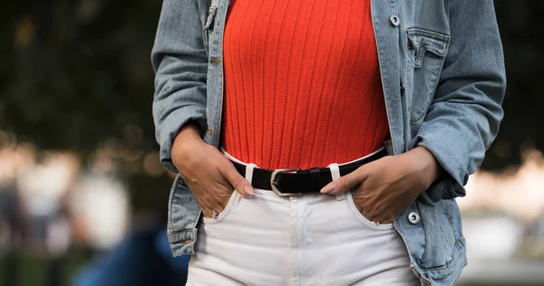 Recortado Mujer Irreconocible Usar Chaqueta Mezclilla Las Manos Los Bolsillos — Foto de Stock