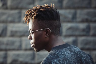 Dreadlocks saç modeli modern gözlüklü adamla Afrika rapçi