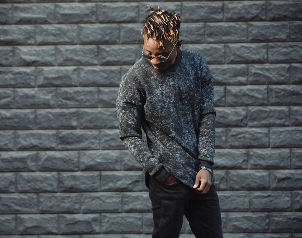Африканский Американец Модель Носить Стильный Модный Пуловер Стоя Напротив Кирпичной — стоковое фото