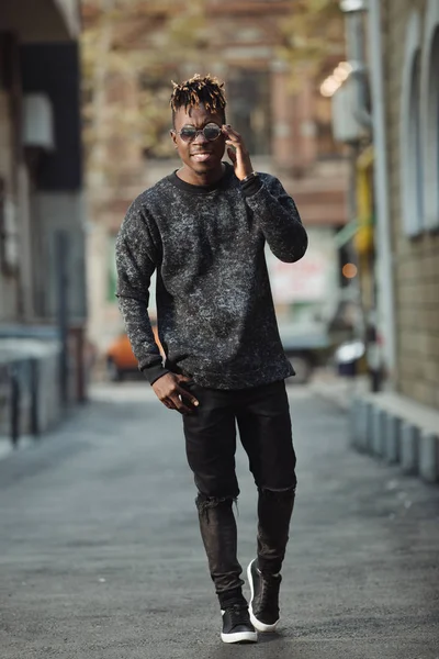 Μόδας Και Δροσερό Κομψό Άνθρωπος Φορέστε Σκισμένα Τζιν Περπάτημα Στο — Φωτογραφία Αρχείου