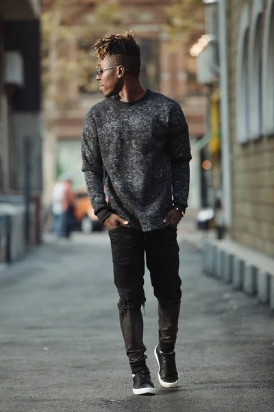 Модний Крутий Стильний Чоловік Носить Рвані Джинси Йдуть Міській Території — стокове фото