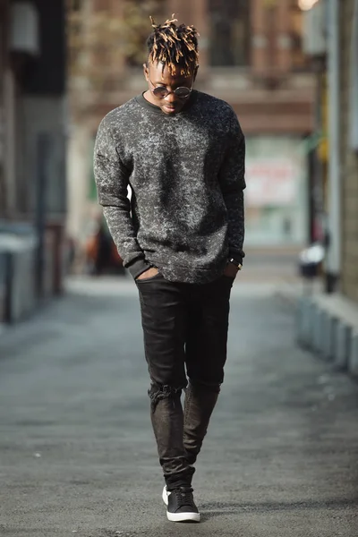 都市地域で歩くおしゃれなクールなスタイリッシュな男性ラッパー — ストック写真