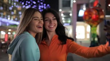 Kızlar bir selfie al, kadınlar akıllı telefon kullanarak mobil fotoğraf olun