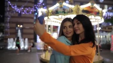 Kızlar bir selfie al, kadınlar akıllı telefon kullanarak mobil fotoğraf olun