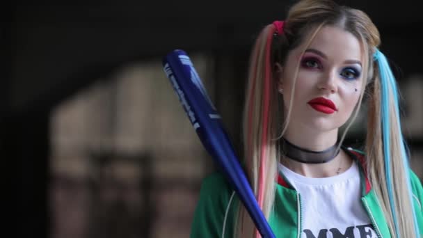 Mulher incomum com maquiagem fantástica e penteado não convencional segurando baseball-bat — Vídeo de Stock