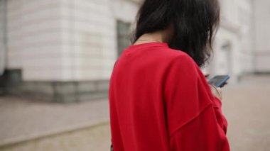 Şehir, onun etrafında uçan steadicam smartphone uygulaması kullanan kadın