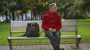 Genç adam bankta sırt çantası al ve defol