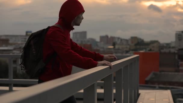 Hombre Mirando Hacia Adelante Paisaje Urbano Pensando Frío Otoño Nublado — Vídeo de stock