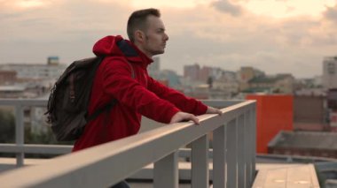 Cityscape için dört gözle ve gelecek hakkında düşünme bir adam