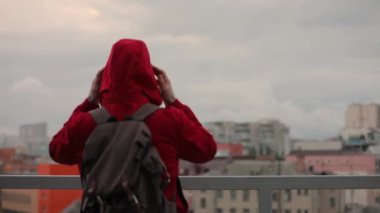 Cityscape ayakta arkadan görünüm bir şehir çatıda bulutlu gözle adam Turizm