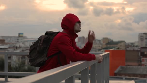 Müder Wütender Depressiver Mann Steht Auf Terrasse Und Blickt Auf — Stockvideo