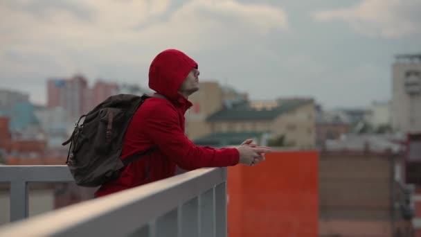 Stanco Arrabbiato Uomo Depresso Piedi Sulla Terrazza Guardando Paesaggio Urbano — Video Stock