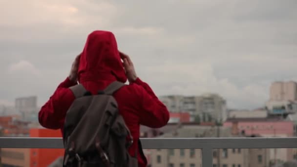 Uomo Turista Attesa Paesaggio Urbano Coperto Piedi Tetto Della Città — Video Stock